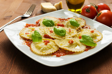 Piatto di ravioli con sugo, parmigiano e basilico, Italian Cuisine 