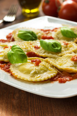 Piatto di ravioli con sugo, parmigiano e basilico, Italian Cuisine 