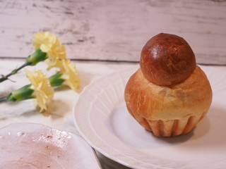 ブリオッシュ、後ろに黄色のカーネーション