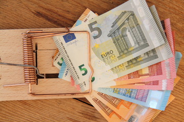 Mausefalle zugeschnappt mit Geldscheinen