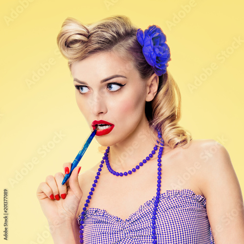 Woman With Pen In Pin Up Style Clothing Fotos De Archivo E