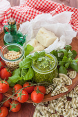Gruenes Pesto mit Basilikum