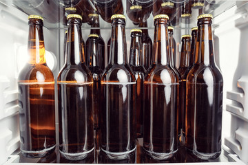 Kühlschrank voll gefüllt mit Bierflaschen