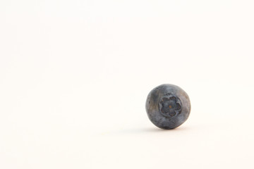 Blaubeere auf dem weisen Hintergrund