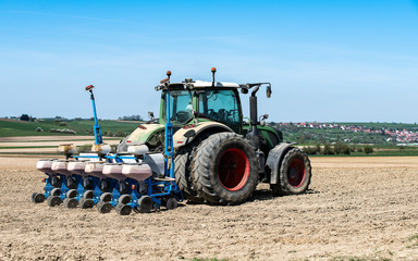 tracteur agricole en action sur le champ au printemps