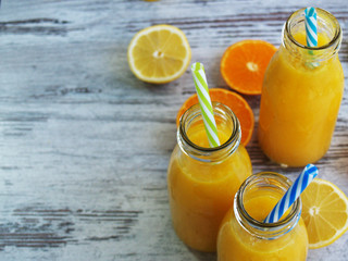 Jaune, saint et frais jus de fruits juteux (oranges et citrons), servi en verre 