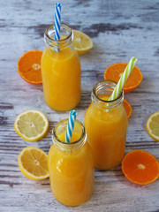 Obraz na płótnie Canvas Jaune, saint et frais jus de fruits juteux (oranges et citrons), servi en verre 