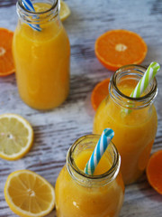 Jaune, saint et frais jus de fruits juteux (oranges et citrons), servi en verre 