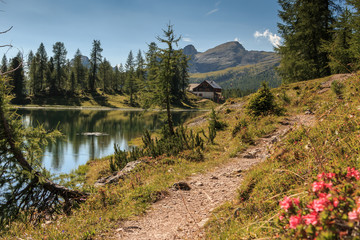 Lago di Federa wunderschöner Bergsee in der Nähe von Cortina d’Ampezzo_008