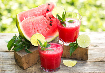 Watermelon smoothie with lime and mint