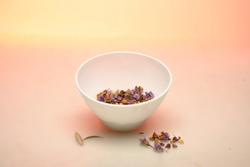 Bowl, bol, con poutpourri, pupurri, perfume, sobre fondo claro.