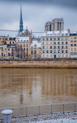 Naklejka premium Paris et Notre-Dame sous la neige