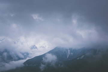 Berge in den Alpen mit Wolken und Schnee