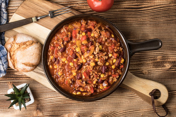 Chili con carne in a clay pan.