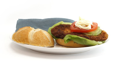 Schnitzel Wiener Art. Schnitzel Burger mit Salat Tomate und Mayonnaise