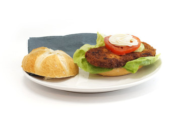Schnitzel Wiender Art mit Brötchen mit Salat Tomate und Mayonnaise