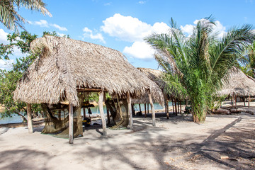 Dschungelcamp: Hütten aus Palmen und Wellblech mit Hängematten