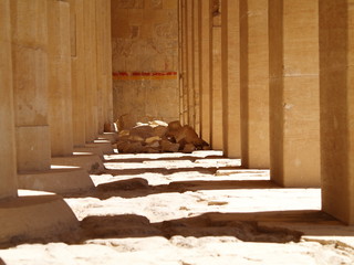 Ägypten Tempel Schattenspiel im Durchgang