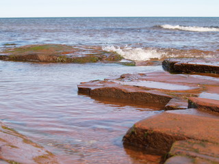 Wellen am felsigen Strand - Nova Scotia, Kanada