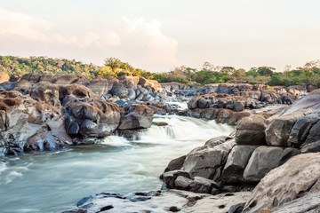 Langzeitbelichtung von Wildwasser und Stromschnellen im Orinoco. Grenzfluss zwischen Venezuela