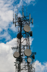 Enorme torre de antenas de transmiss&atilde;o e c&eacute;u nublado