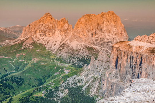 View to Punta Grohmann, Cinquue Dita, Sasso Lungo, Piz Ciavaces from Sass Pordoi, Dolomiten, Italia, Europe