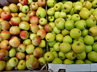 Fresh green apples lie in the shop window
