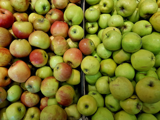 Fresh green apples lie in the shop window
