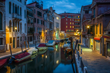 Fototapeta na wymiar view into a small canal in Venice at night