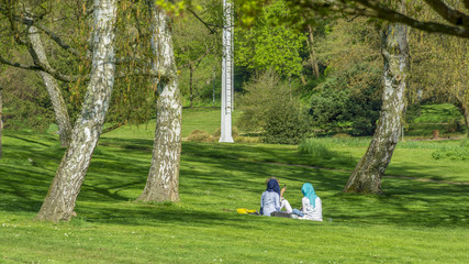muslimische freundinnen im park.