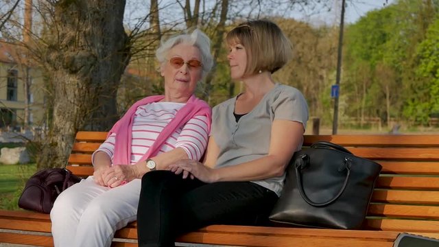 Seniorin mit Enkelin 