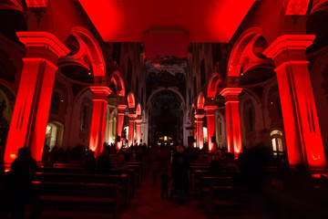 Kirche Sankt Martin in Biberach mit roter Beleuchtung anlässlich Biberach leuchtet