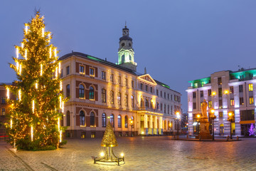 Obraz premium City Hall Square with illuminated Christmas tree and Saint Roland Statue in Old Town of Riga at night, Latvia