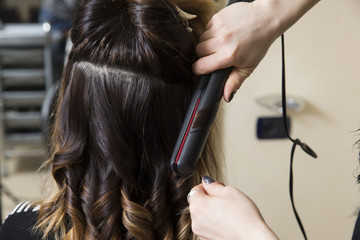 Obraz premium haridresser making ringlets