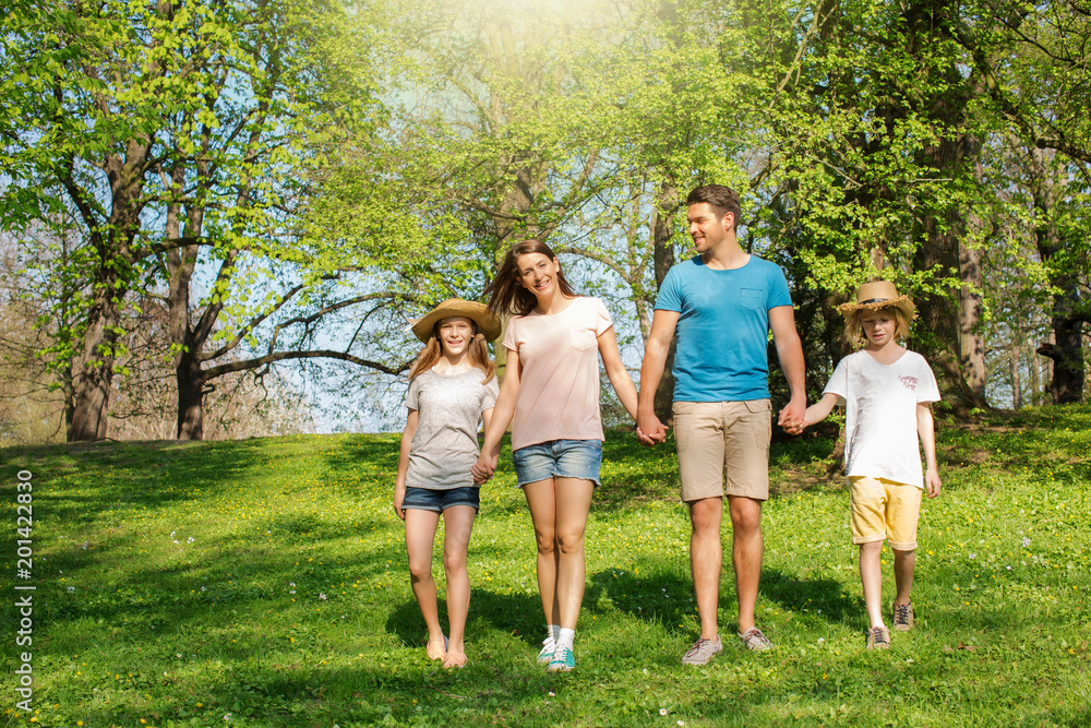 Wall mural familie in der natur mit 2 kindern