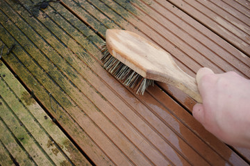 Holzterrasse reinigen