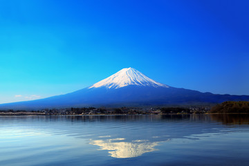 青空バックの富士山と河口湖に写る逆さ富士