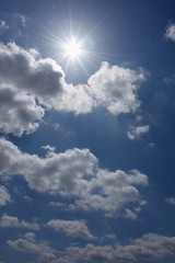 Naklejka na ściany i meble 輝く太陽と青空など「空想・雲のモンスター」オーラがある,輝き,大移動,紫外線などのイメージ