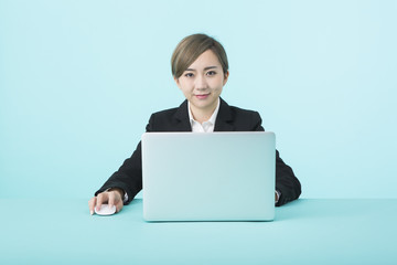 ノートパソコンを操作する若い女性