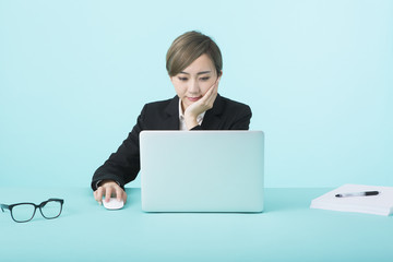 ノートパソコンを操作する若い女性