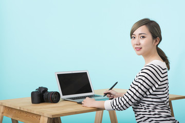 デスクで微笑む若い女性