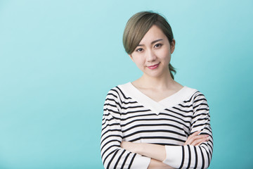 Obraz premium 腕組みする若い女性