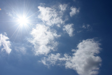太陽と青空、雲「空想・雲のモンスター（熱さでとけだすモンスターなどのイメージ」顔がとける,熱さで顔をゆがめる,熱中症対策などのイメージ