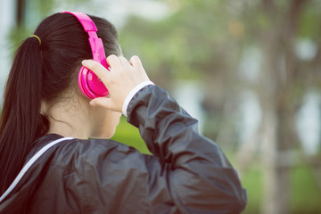 Obraz premium Woman relaxing and listen music in the city park