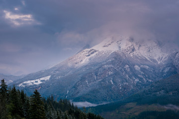 Abenddämmerung mit Wolken über dem Watzmann in den Berchtesgadener Alpen