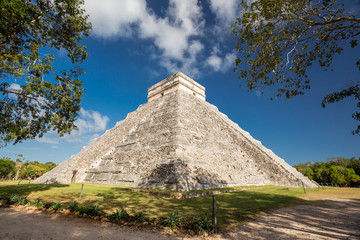 Fototapeta na wymiar Chichen Itza, El Castillo (Temple of Kukulkan), Yucatan, Mexico