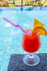 cocktail exotique au bord de la piscine 