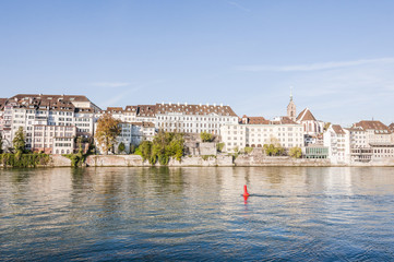 Obraz premium Basel, Stadt, Altstadt, Rhein, Rheinufer, Fluss, Grossbasel, Altstadthäuser, historische Häuser, Martinskirche, Rheinschifffahrt, Rheinbrücke, Frühling, Schweiz