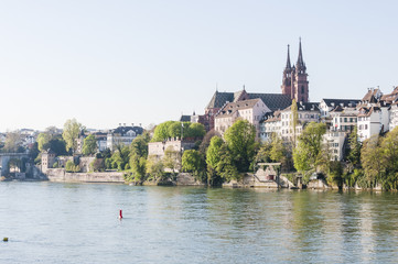 Fototapeta premium Basel, Stadt, Altstadt, Münster, Kirche, Pfalz, Münsterplatz, Rhein, Rheinufer, Grossbasel, Altstadthäuser, Galgenfischer, Frühling, Schweiz