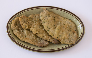 Filetes cocinados y rebozados preparados para servir.